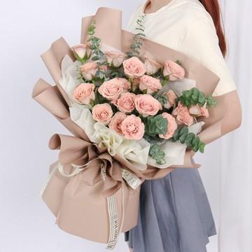 优雅醇香-19枝卡布奇诺玫瑰，尤加利叶间插