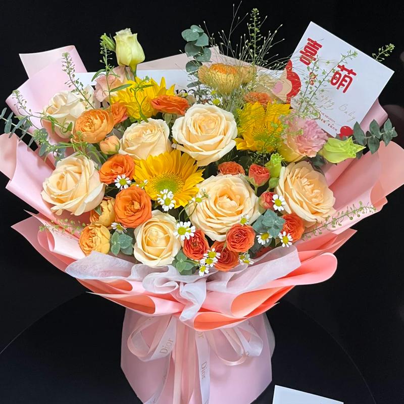 你的微笑-9朵香槟玫瑰，3支向日葵，2支粉桔梗，5支橙芭比，喷泉草尤加利间插