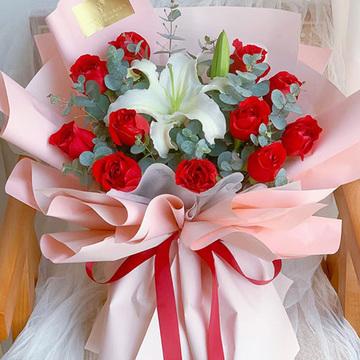 恋恋芳华-11枝红玫瑰，1枝多头白百合，尤加利叶点缀