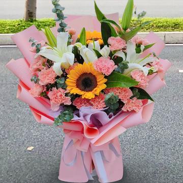温馨相伴-19枝粉色康乃馨，3枝多头白百合，2朵向日葵，尤加利叶间插点缀