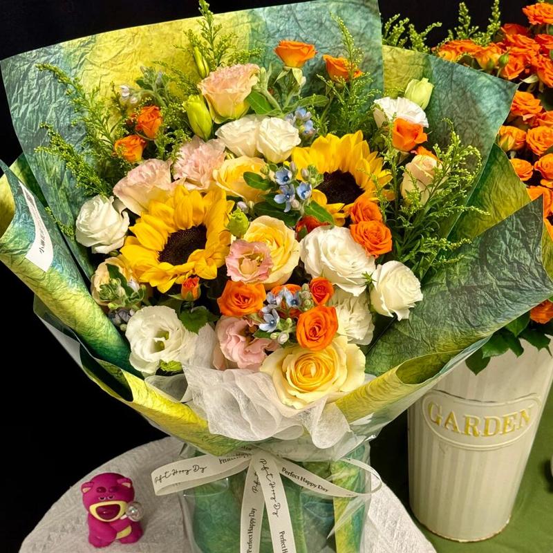 如风似花-6朵香槟玫瑰，2支向日葵，5支多头白桔梗，3支粉桔梗，5支橙芭比，蓝星花，黄莺或尤加利搭配