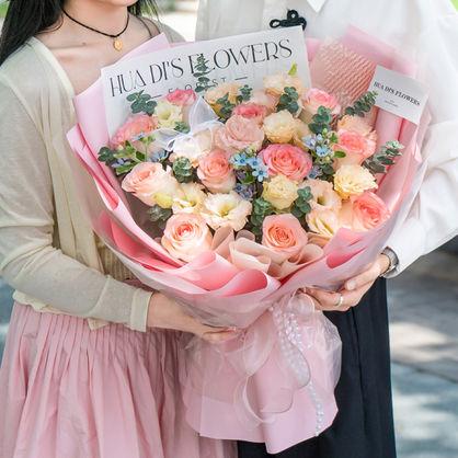 诗意花园-11枝艾莎玫瑰搭配5枝香槟桔梗，3枝蓝星花