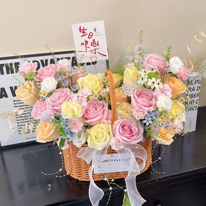 漫步花途-9枝粉雪山玫瑰，5枝香槟玫瑰，3枝白玫瑰(喷黄色漆)，3枝粉佳人康乃馨，3枝粉色多头康乃馨，3枝白桔梗(1枝喷黄色漆)，3枝蓝星花，天鹅绒，紫翠珠，绿玲草，喷泉草，1张精美卡片(样式随机)，白色鱼尾纱蝴蝶结，人鱼泪珍珠链