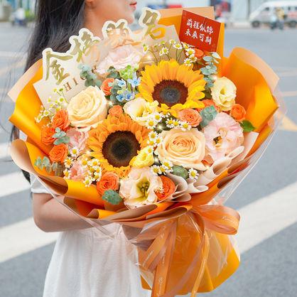 金色阳光❤中高考百日誓师成人礼花束-2枝向日葵，2枝香槟玫瑰搭配2枝香槟桔梗，2枝橙色多头玫瑰，1枝蓝星花，洋甘菊，尤加利叶，1张毕业季卡片(样式随机)，1条灯串