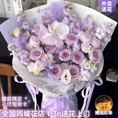 紫定發財♡创意小众款-11枝紫玫瑰，1枝白色蝴蝶兰（喷薄雾紫漆），5枝紫色紫罗兰，4枝白桔梗（部分喷薄雾紫漆），紫色蓬莱松，一串灯串，如图包装制作