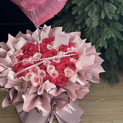 我的爱♡韩式网红热卖款-50枝粉荔枝玫瑰，49枝弗洛伊德玫瑰，搭配一个粉色爱心丝带，一个粉色丝带，1张精美贺卡(样式随机)，2个粉色心形气球（如图制作）