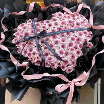 曼塔公主♡99枝奢宠花送女神-99枝乌梅子酱玫瑰(曼塔玫瑰喷乌梅子酱漆，拼心形)，黑色蝴蝶结，2条黑色细丝带，裸粉色丝袋绕一圈，1张精美卡片(样式随机)