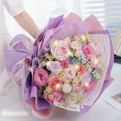 温柔偏爱❤浪漫偏心许可证-2枝艾莎玫瑰，2枝粉雪山玫瑰搭配2枝粉桔梗，2枝白桔梗(喷薄雾紫漆)，2枝粉色多头玫瑰，2枝蓝星花，1枝喷泉草，洋甘菊，1条灯串，1张英文卡片(样式随机)