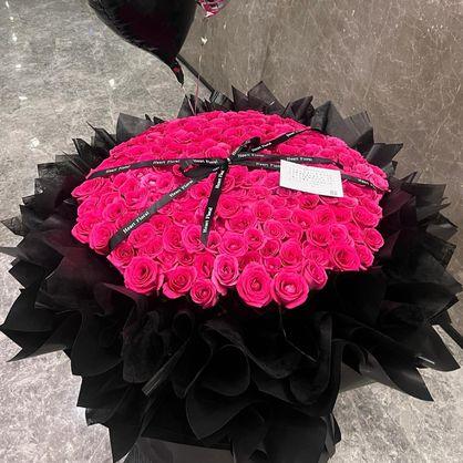 199枝弗洛伊德❤感求婚送女神-199枝弗洛伊德玫瑰，2条黑色丝带，1个黑色蝴蝶结，1张精美贺卡（款式随机)，2个心形铝箔气球（颜色随机）