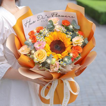 前途辉煌-1枝向日葵，1枝香槟玫瑰搭配1枝橙色多头玫瑰，2枝香槟桔梗，1枝洋甘菊，尤加利叶，1条灯串