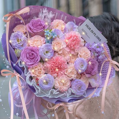永远做公主✧全网原创生日惊喜送闺蜜送老婆-3枝紫霞仙子玫瑰，2枝粉色康乃馨搭配3枝折射多头玫,1枝蓝星花，1枝浅紫紫罗兰，2枝白桔梗(喷薄雾紫)，1小枝粉色永生蓬莱松，1张英文卡片，1条灯串，4个粉色蝴蝶结+珍珠链